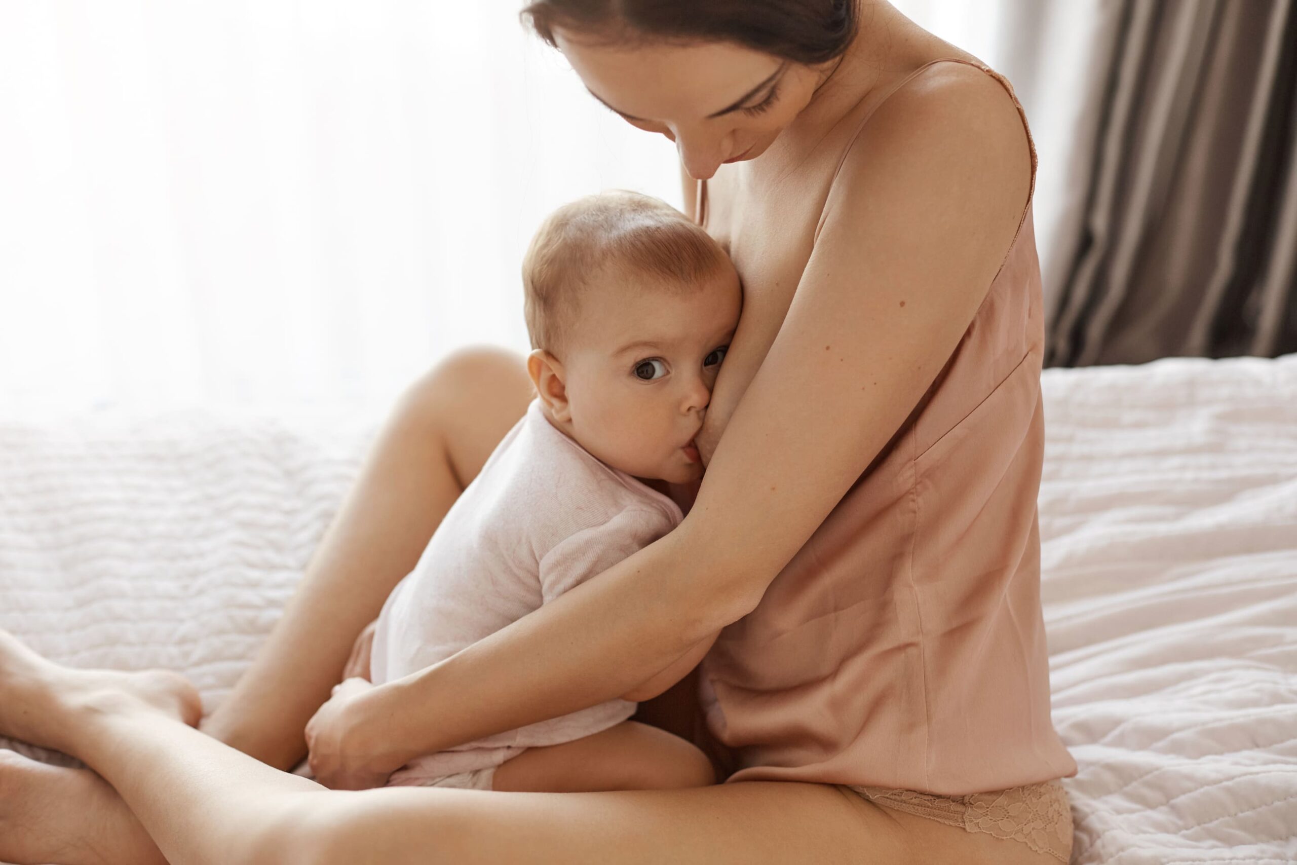 Amaentação - Bebê mamando no peito da mãe